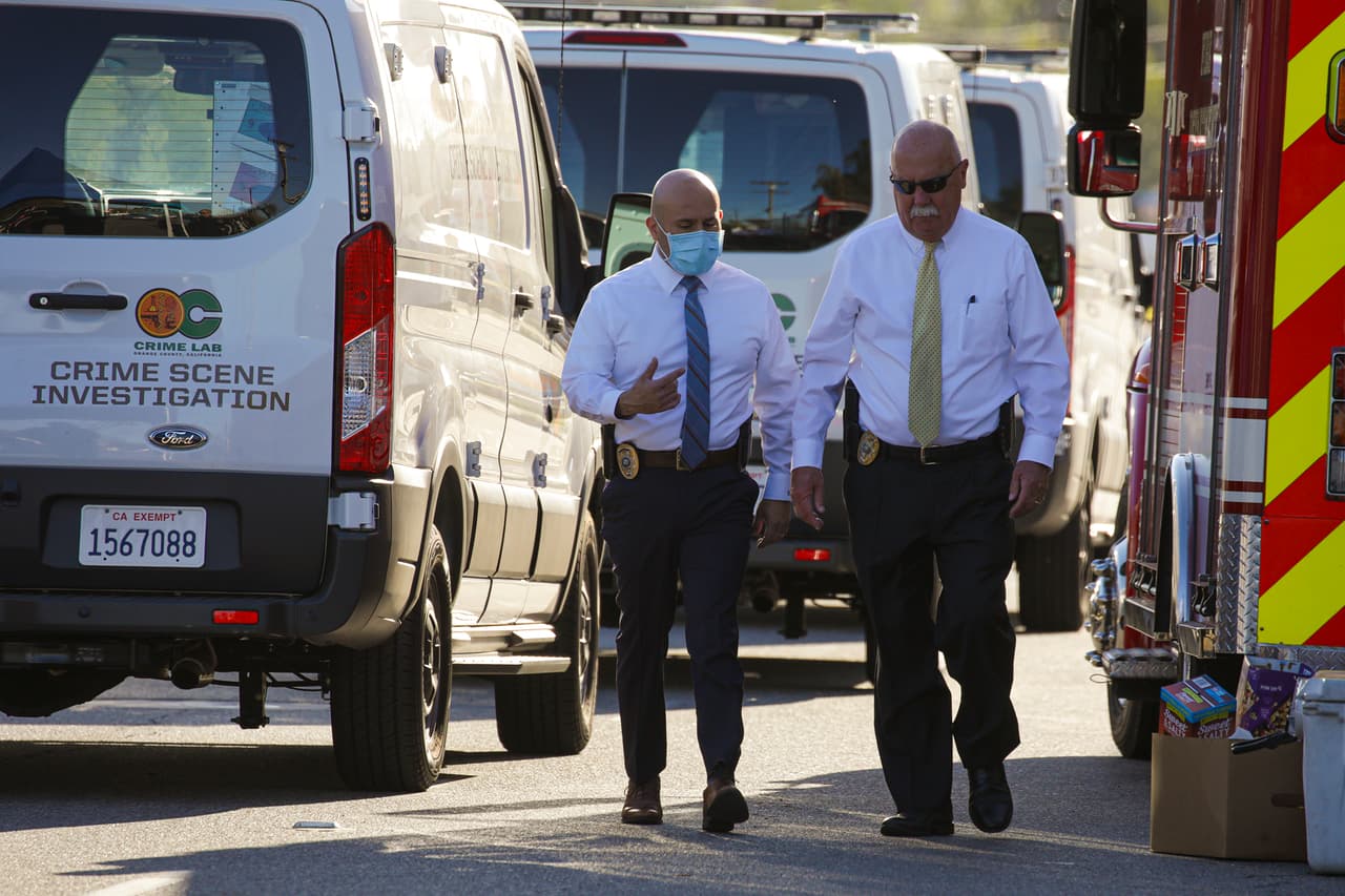 La
<a href="http://www.orangecountyda.org/civica/press/display.asp?layout=15&Entry=6127"><b>oficina del Fiscal del distrito Orange</b></a> informó que este viernes se presentaron los cargos formales al sospechoso quien se encuentra en una cama de un hospital local.