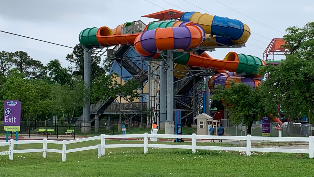 Reabre parque acuático tras el derrame químico que intoxicó a 28 personas en Houston