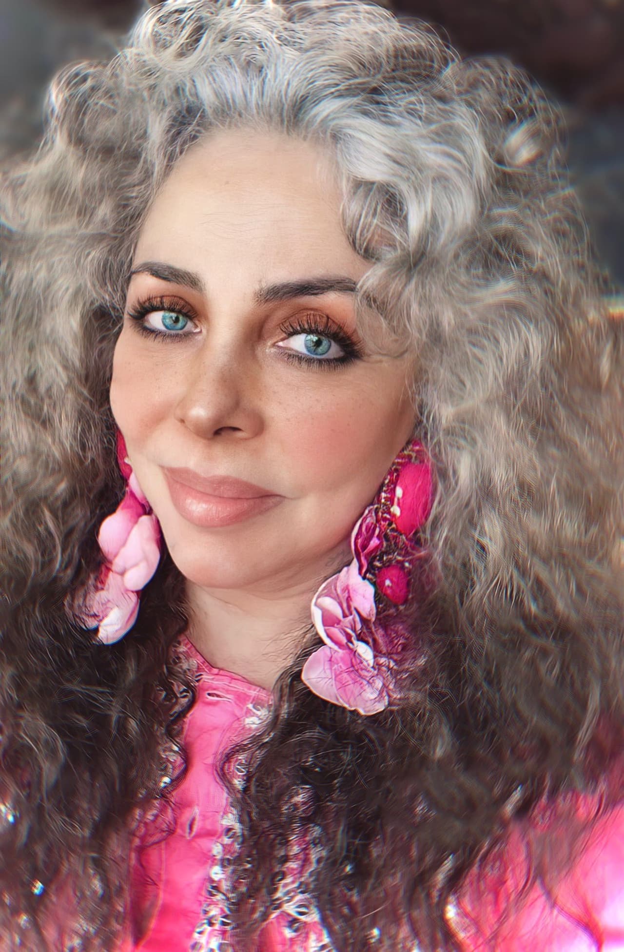 Verónica Castro sorprendió al mundo entero cuando publicó esta foto en sus redes sociales, dejando en evidencia las canas que revelan sus 68 años. ¡Divina!