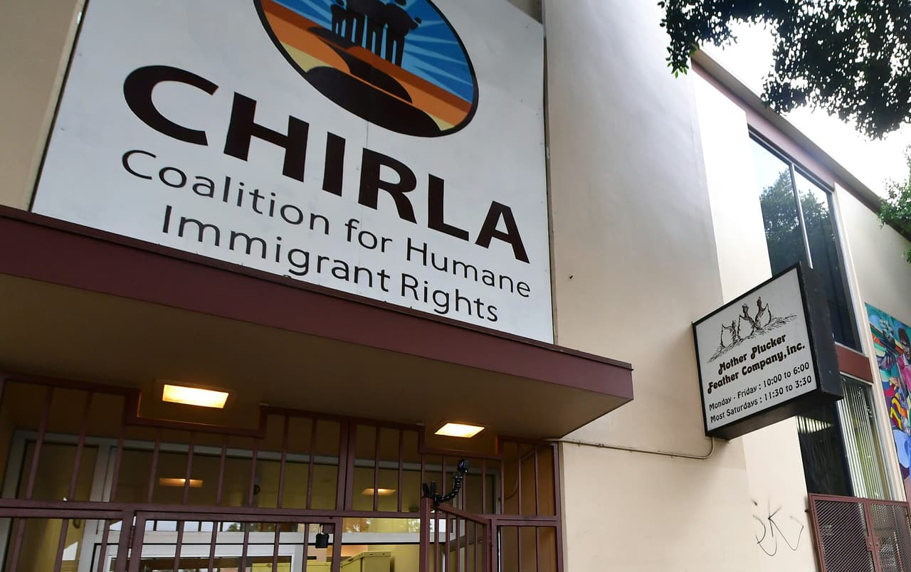 <b>CHIRLA</b> (Coalition for Humane Immigrant Rights): ofrecerá ayuda en la zona de Los Ángeles y Orange. (213) 201-8700 
<a href="http://www.chirla.org/">www.chirla.org</a>
