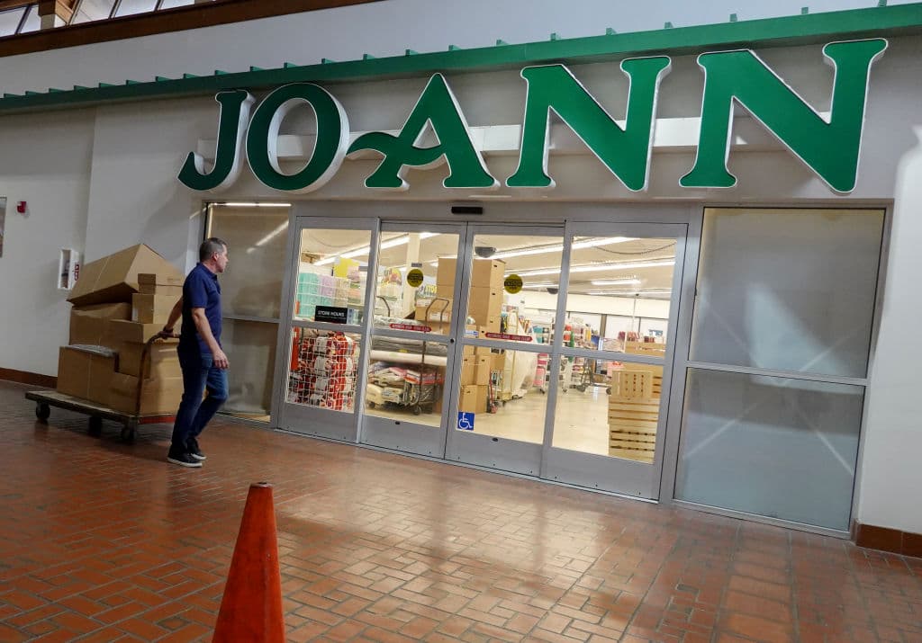 Joann fabrics & craft, el icónico minorista de manualidades y telas, presentó su segunda bancarrota en menos de un año, dejando en incertidumbre el futuro de muchas de sus tiendas.