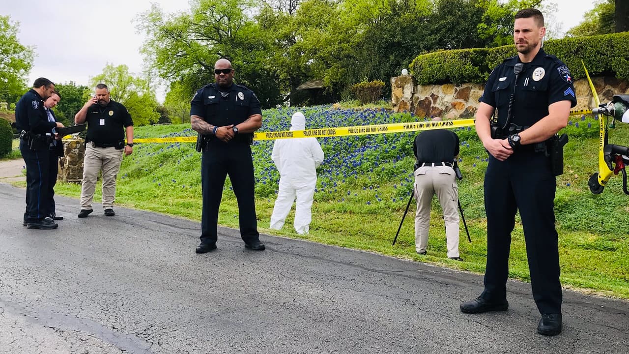 "En abril 2, 2019, recibimos una denuncia del departamento de policía de Grapevine que advertía que en el norte de Texas las Bluebonnets estaban siendo agredidas. Durante nuestra investigación descubrimos que todos los sospechosos vestían un uniforme similar de color azul. Recogimos varias fotos de los individuos y las estamos anexando aquí", escribieron los agentes de Corinth, Texas, en un volante informativo (de broma) 
<a href="https://twitter.com/Corinth_Police" target="_blank">publicado</a> en Twitter.