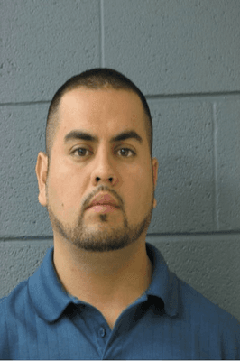 <h3 class="cms-H3-H3">Arnoldo Jiménez</h3>
<br>
<br>El hombre -de 39 años y oriundo de Texas- 
<a href="https://www.fbi.gov/wanted/topten/arnoldo-jimenez" target="_blank">es acusado de matar a su esposa en mayo de 2012</a>, un día después de su boda. 
<br>
<br>Jiménez, quien residió en Chicago, Illinois, supuestamente apuñaló a la mujer hasta la muerte en su Maserati 2006 y "luego arrastró su cuerpo a la bañera del baño de su apartamento en Burbank, Illinois". 
<br>
<br>El fugitivo fue acusado de asesinato en primer grado por el Tribunal de Circuito del Condado de Cook, Illinois, y el 15 de mayo de 2012 se emitió una orden de arresto estatal para su arresto y dos días después fue acusado a nivel federal de fuga ilegal para evitar el procesamiento.
<br>
<br>La agencia, que ofrece una recompensa de hasta 100,000 dólares por información que conduzca a su arresto, pudo haber huido a Durango, México, específicamente en el área de Santiago Papasquiaro. Aunque también puede frecuentar Reynosa, Tamaulipas, México. 
<br>
<br>
<br>