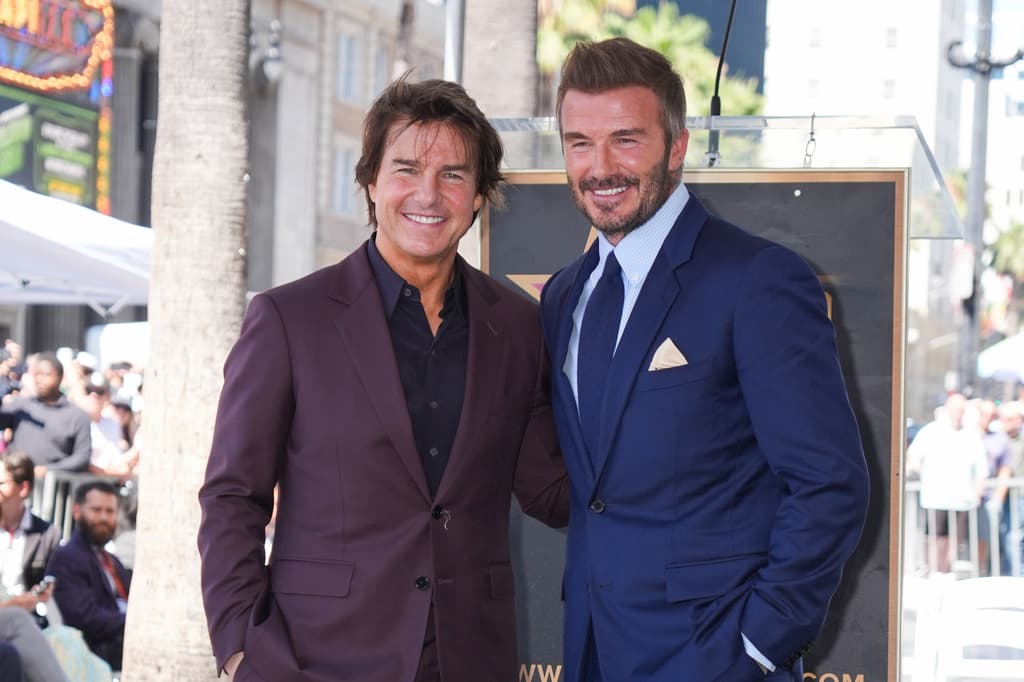 Tom Cruise abrió los discursos destacando el camino de su amigo. “Mucho antes de los trofeos, los estadios llenos, la fama global y el reconocimiento, había un niño con un sueño y la determinación y disciplina para ganar todo lo que siguió”, afirmó. Cruise añadió que “la suya es una historia de Hollywood” y que “el éxito nunca cambió quién es. Los mismos valores fundamentales que lo llevaron allí son los que vive hoy”. Concluyó: “Te lo ganaste, y nadie —y quiero decir nadie— lo merece más, mi amigo”. En la foto:Tom Cruise (izquierda) y David Beckham.