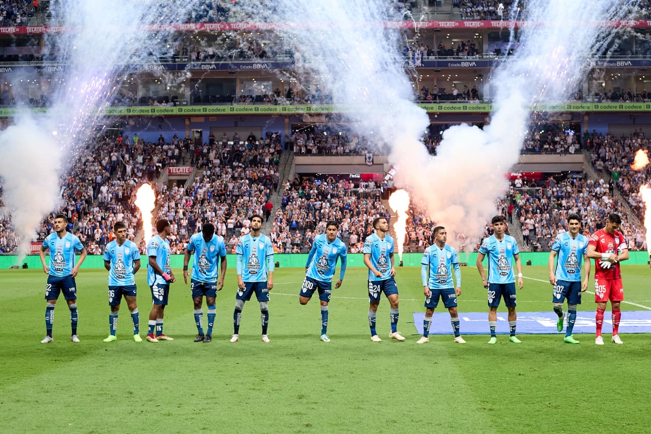 El conjunto tuzo vestía una camiseta del color con el cual ganaron su sexta estrella en casa de su rival de esta noche.