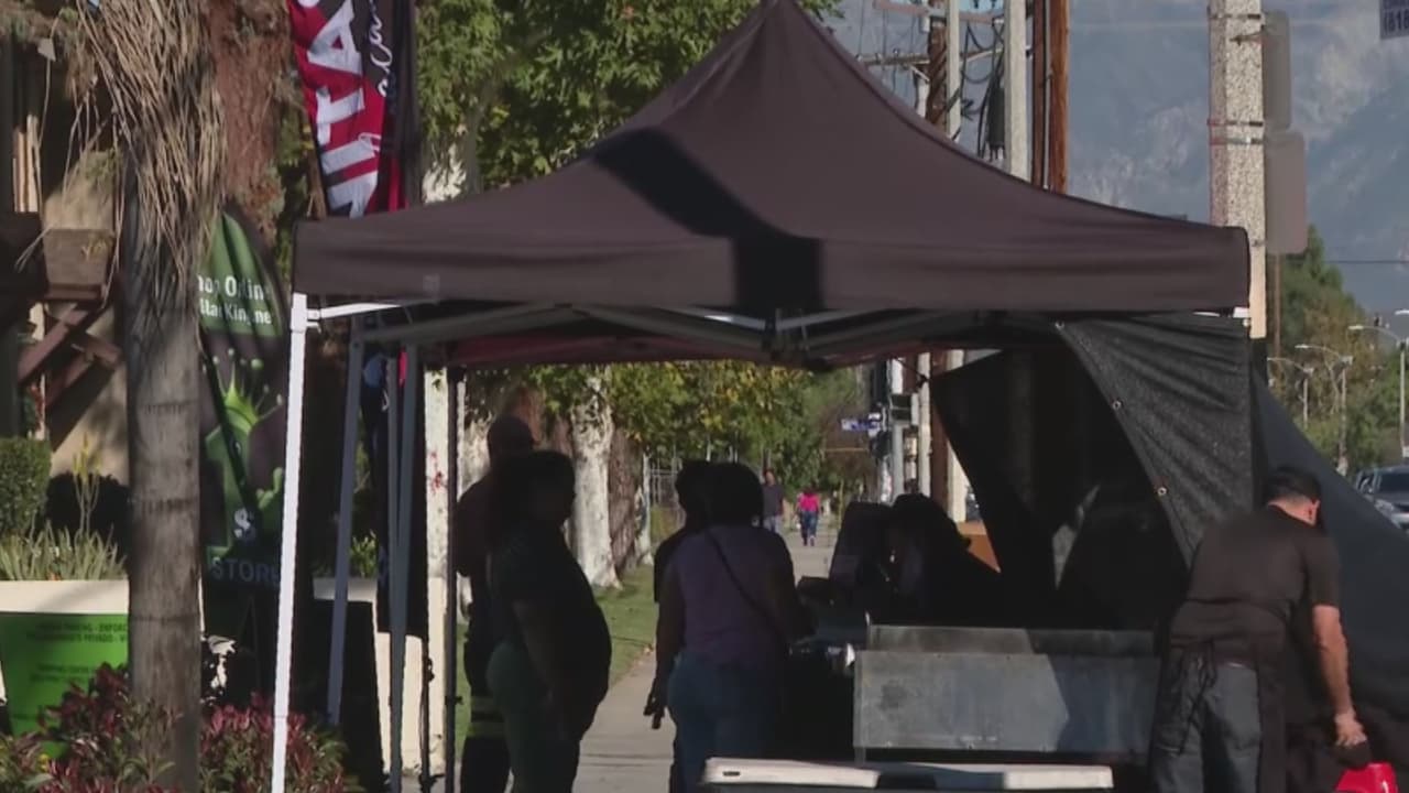 Vendedores ambulantes denuncian que no los dejan trabajar: alegan que les bloquean la acera