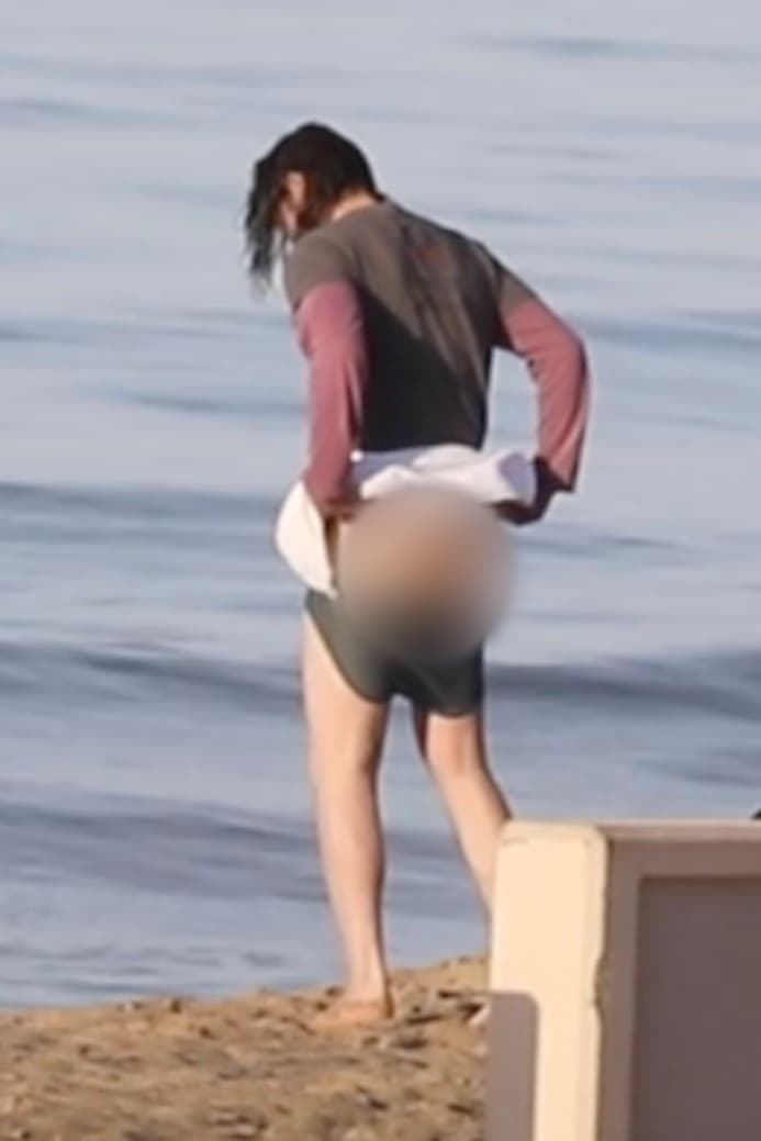Estaba subiéndose unos calzones debajo de la toalla, cuando la levantó y un fotógrafo inmortalizó el momento.