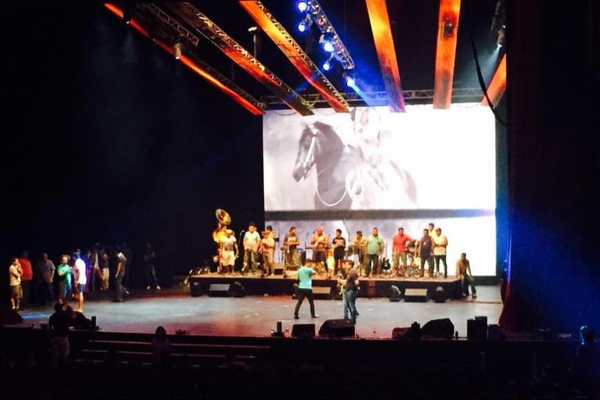 En las redes sociales se comentó que hubo algo de desorganización en el evento. Se dice que el evento arrancó con dos horas de retraso.