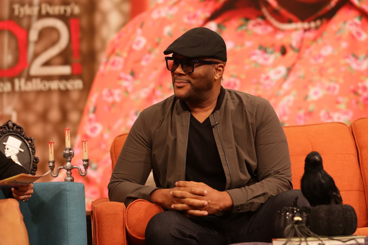 El actor, comediante, cineasta, escritor, compositor y creador del personaje de Madea, Tyler Perry, de 50 años, comenzó su carrera dentro de la industria teatral y pronto fue escalando en la industria del entretenimiento.