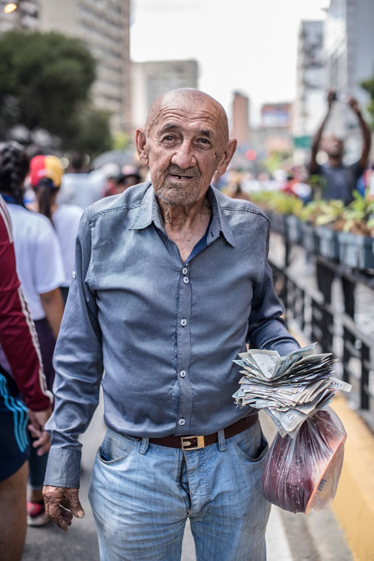 En medio de la manifestación, Horacio Rodriguez, quien vive en la indigencia, era una muestra viva de lo que es la hiperinflación en el país. "Con estos billetes algo me voy a comer", aseguró con las manos llenas de bolívares. La manifestación de la oposición coincidió con la celebración de los 61 años de la caída de la dictadura militar y fue la primera movilización multitudinaria, tras la ola de intensas protestas antigubernamentales que en 2017 dejaron cientos de muertos y heridos.
<br>
