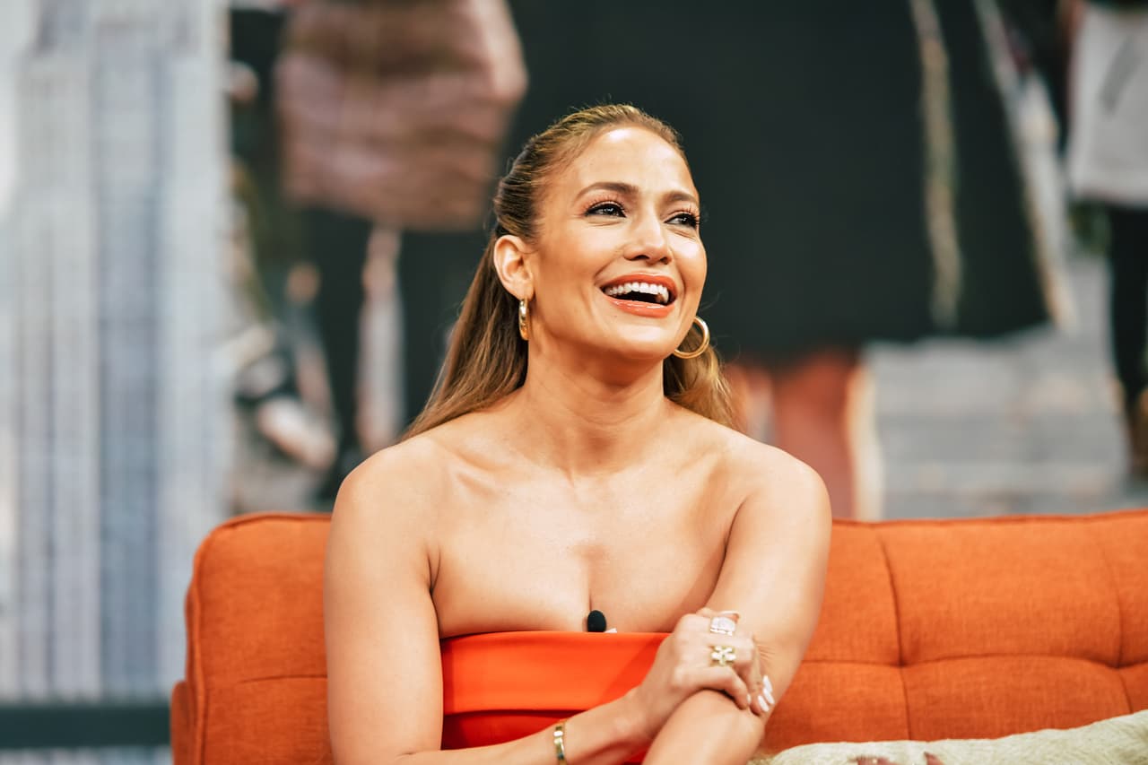 Como accesorios, Jennifer llevó un par de
<a href="https://www.net-a-porter.com/us/en/product/1116420?cm_mmc=LinkshareUS-_-93xLBvPhAeE-_-Custom-_-LinkBuilder&siteID=93xLBvPhAeE-uEW8DYg8Idy6m4ZbrQBcyQ&Time+Inc+Brands=Time+Inc+Brands&dclid=CjgKEAiAsdHhBRC6ia-d0MGqkCkSJAAXEGPZLOtrlDAbcxtVwxNr5zTIIN1K_DItBPvcuuG5Ix20ffD_BwE">arracadas doradas de Jennifer Fisher</a> y anillos en varios dedos.