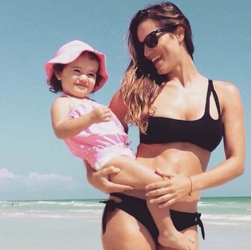 Fotos sexys de Lola en bikini.