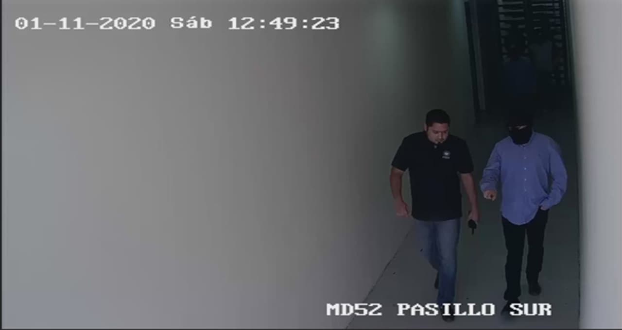 Imagen captada por cámara de seguridad el 11 de enero de 2020 en el interior de la cárcel de máxima seguridad de Izalco Fase III. El director de Centros Penales, Osiris Luna, camina junto a una persona encapuchada. La fiscalía obtuvo varias imágenes que documentan las negociaciones del gobierno con las tres principales pandillas del país.