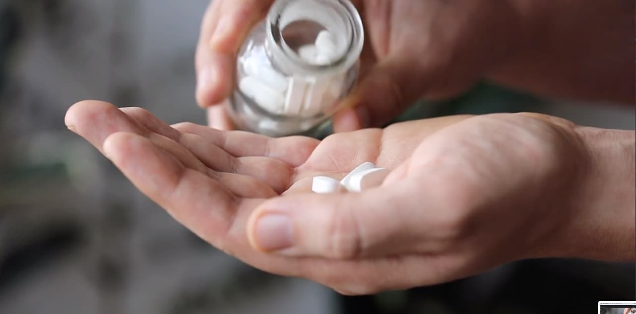 Los Centros para el Control y la Prevención de Enfermedades recomiendan que después de recibir la inyección, debe vigilar los efectos secundarios.