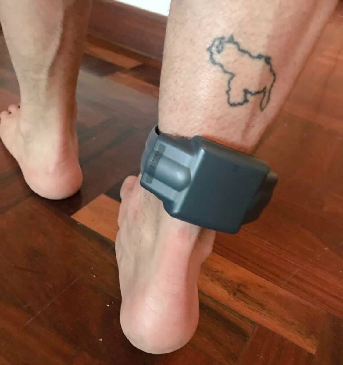 A López le colocaron un grillete electrónico y en su casa permanecía una patrulla con varios oficiales de la policía política del régimen de Maduro quienes lo vigilaban permanentemente.
<br>