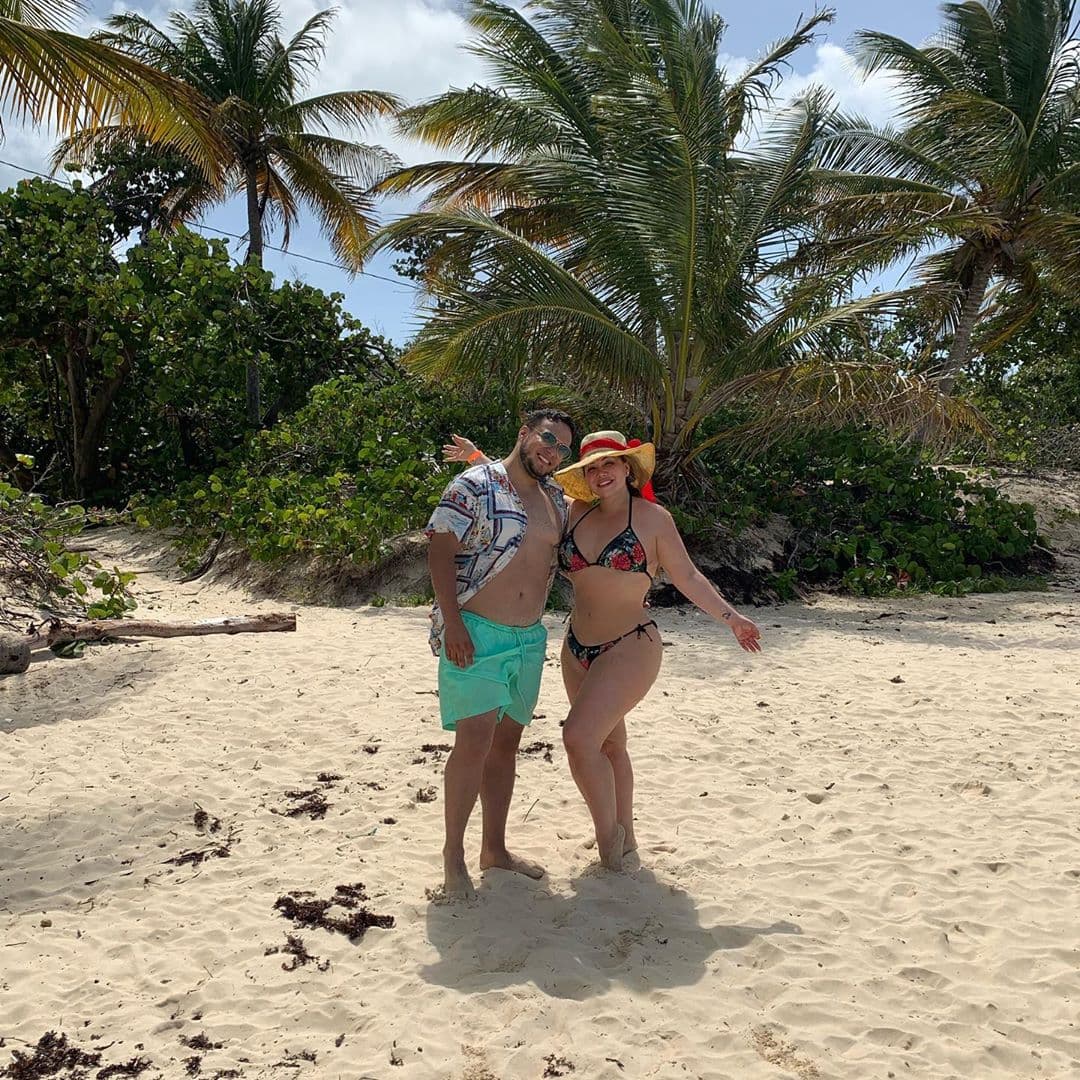 Posteriormente, se fueron de
<b><a href="https://www.univision.com/radio/radio-nacional/chiquis-en-candente-bikini-disfruta-de-su-luna-de-miel-en-puerto-rico-con-lorenzo-fotos">Luna de Miel a Puerto Rico,</a></b> donde disfrutaron de sol, arena y mar.