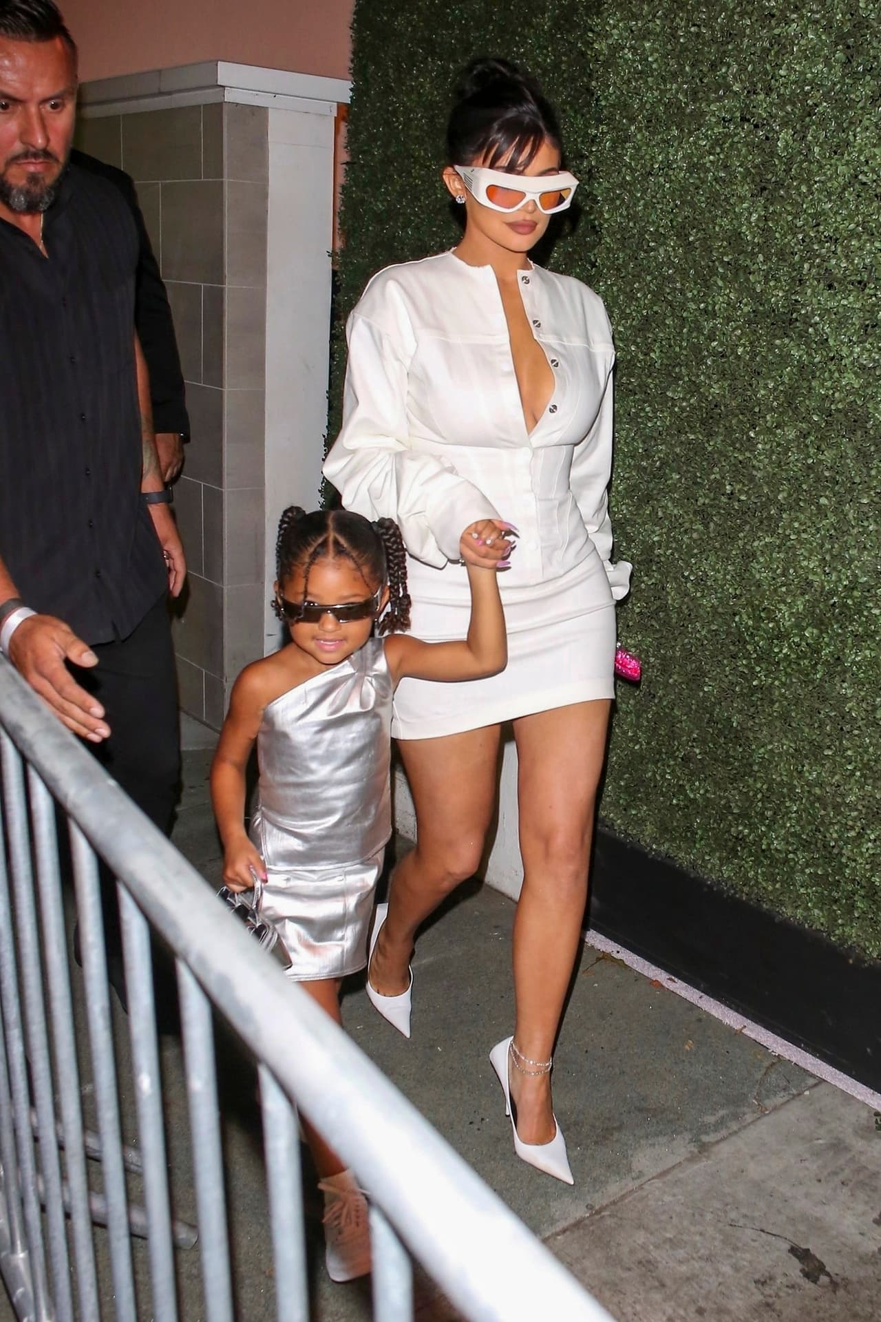 La pequeña, cuyo padre es el rapero Travis Scott, posó sonriente para la cámara sin quitarse los lentes oscuros que daban el toque futurista a su look. 
<br>