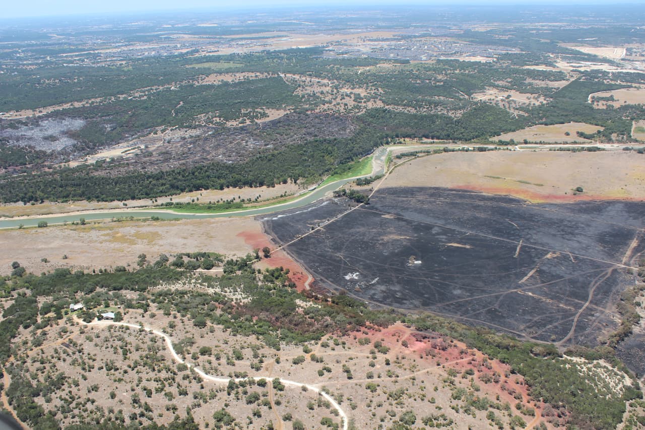 La causa del incendio sigue bajo investigación en este momento, según autoridades.