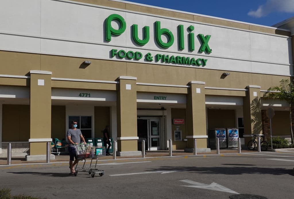 <b>Publix: </b>Esta cadena de supermercados estadounidense 
<a href="http://corporate.publix.com/about-publix/newsroom/news-releases/face-coverings-optional-for-fully-vaccinated-individuals" target="_blank">anunció que a partir de este mismo sábado 15 de mayo</a> el uso de las mascarillas dentro de sus establecimientos para clientes y trabajadores vacunados será opcional, "a menos que así lo exija una ordenanza estatal o local". 
<br>Pero la cadena especificó que las personas que no están completamente vacunadas deben usar mascarillas sobre la nariz y la boca en sus tiendas.