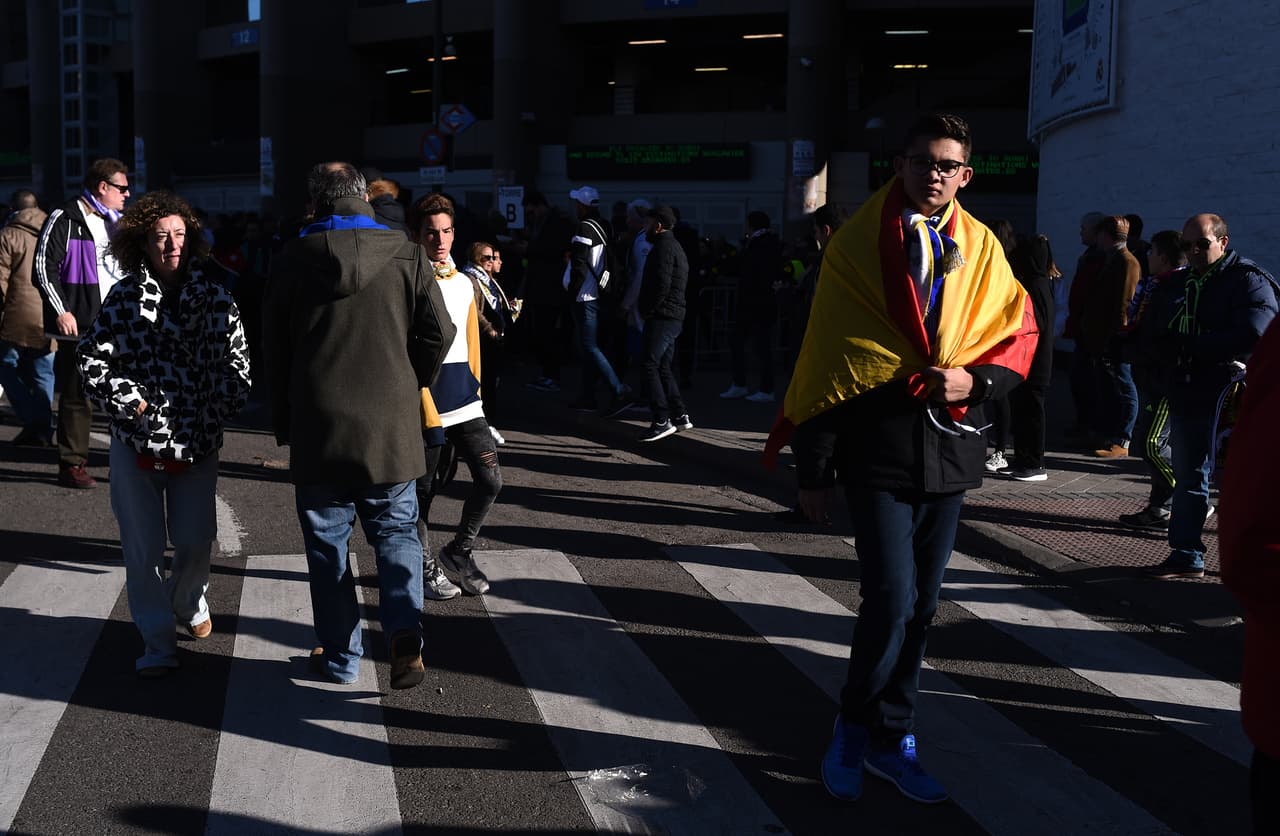 Madrileños, catalanes, extranjeros, en familia, con amigos, todos llegaron con el buen ánimo al estadio de Chamartín para vivir un Clásico Real Madrid-Barcelona más en la previa de la Navidad.