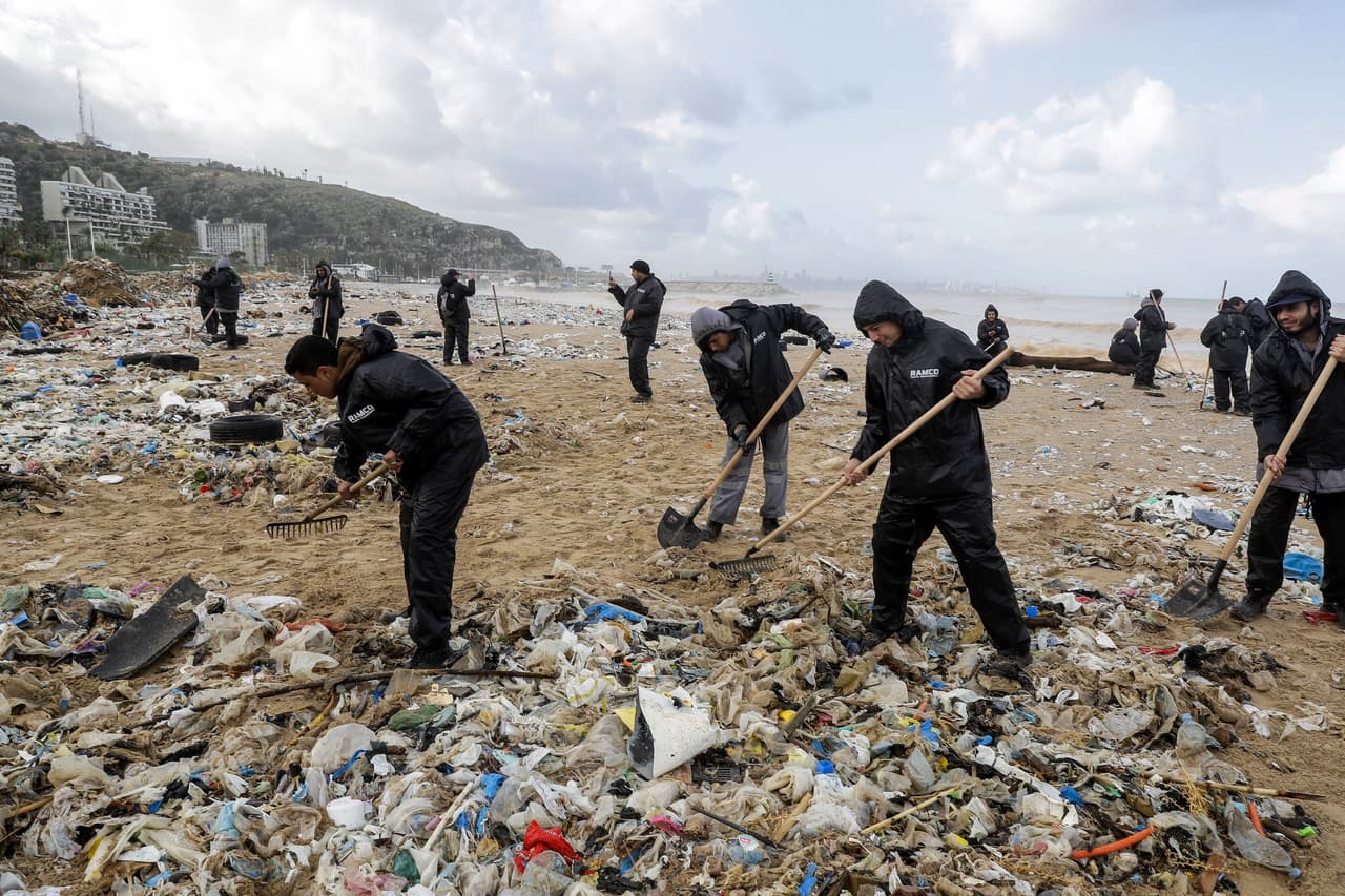 Hay datos de investigadores que aseguran que para el 2050, en el Oceano habrá más basura que peces.