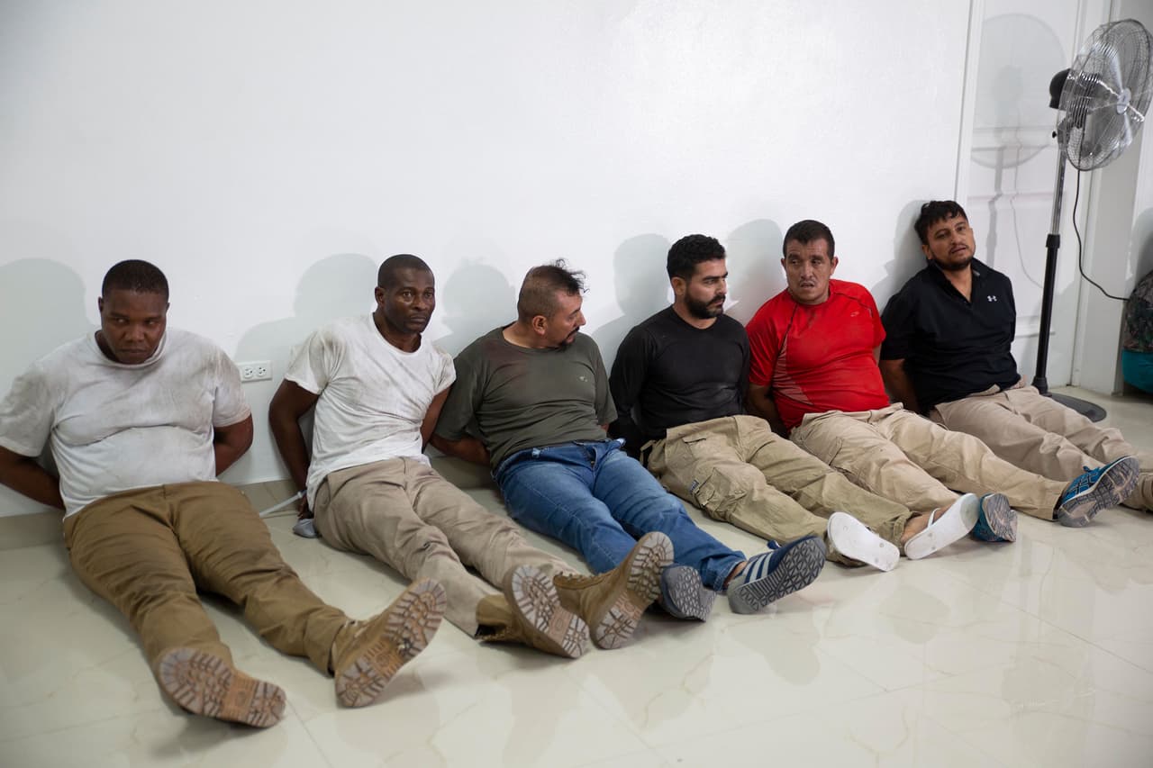 <b>Un magnicidio en Haití.</b>
<br>
<br>El 7 de julio fue asesinado en su propia casa Jovenel Moise, presidente de Haití, de 53 años de edad.
<br>
<br>El crimen ocurrió en un momento álgido de la política en la isla caribeña, cuando se acercaban nuevas elecciones generales y un referéndum para aprobar una nueva Constitución. Al menos 44 personas, entre ellas 18 
<a href="https://www.univision.com/noticias/america-latina/asesinos-o-no-que-paso-con-los-veteranos-colombianos-en-haiti"><u>exmilitares colombianos</u></a> (en la foto) y varios 
<a href="https://www.univision.com/noticias/america-latina/moise-asesinato-dea-dimitri-herard-estados-unidos"><u>funcionarios haitianos</u></a>, fueron detenidos tras el asesinato. El motivo del magnicidio aún no está claro y el misterio también rodea a los autores intelectuales. Agentes del FBI y del Departamento de Seguridad Nacional están ayudando en la investigación. 
<br>
<br>
<a href="https://www.univision.com/noticias/america-latina/los-veteranos-colombianos-acusados-de-magnicidio-en-haiti-y-sus-presuntos-complices-fotos"><u>Vea aquí quiénes son los veteranos colombianos acusados de magnicidio en Haití y sus presuntos cómplices</u></a>
<br>
<br> 
<br>