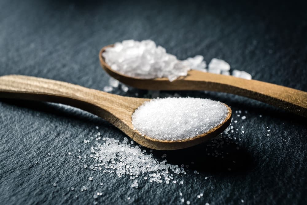 Como sabrás, hay distintos tipos de sal, siendo la más 'ordinaria' la sal de grano, que usamos en la cocina, aunque la más natural sea la de mar, que también es excelente para usar en rituales contra la negatividad.