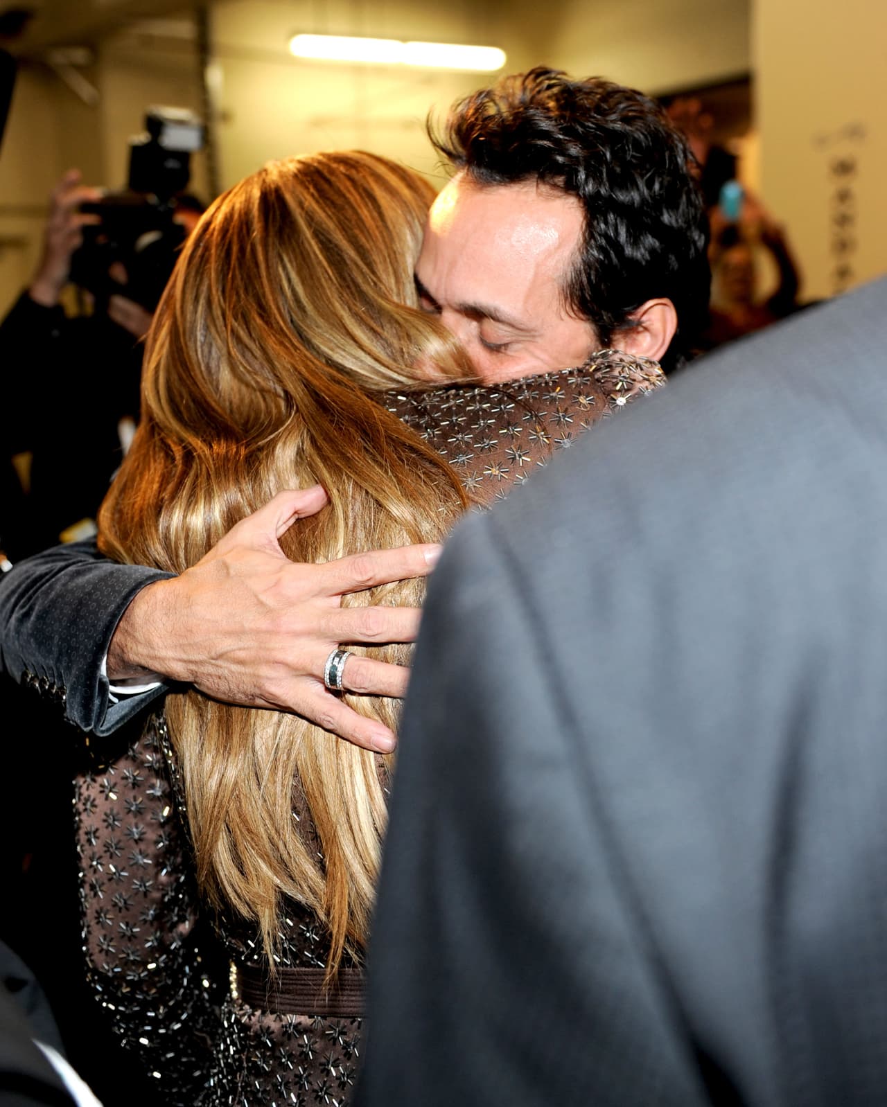 Con un gran abrazo, Jennifer recibió a Marc al bajar del escenario.