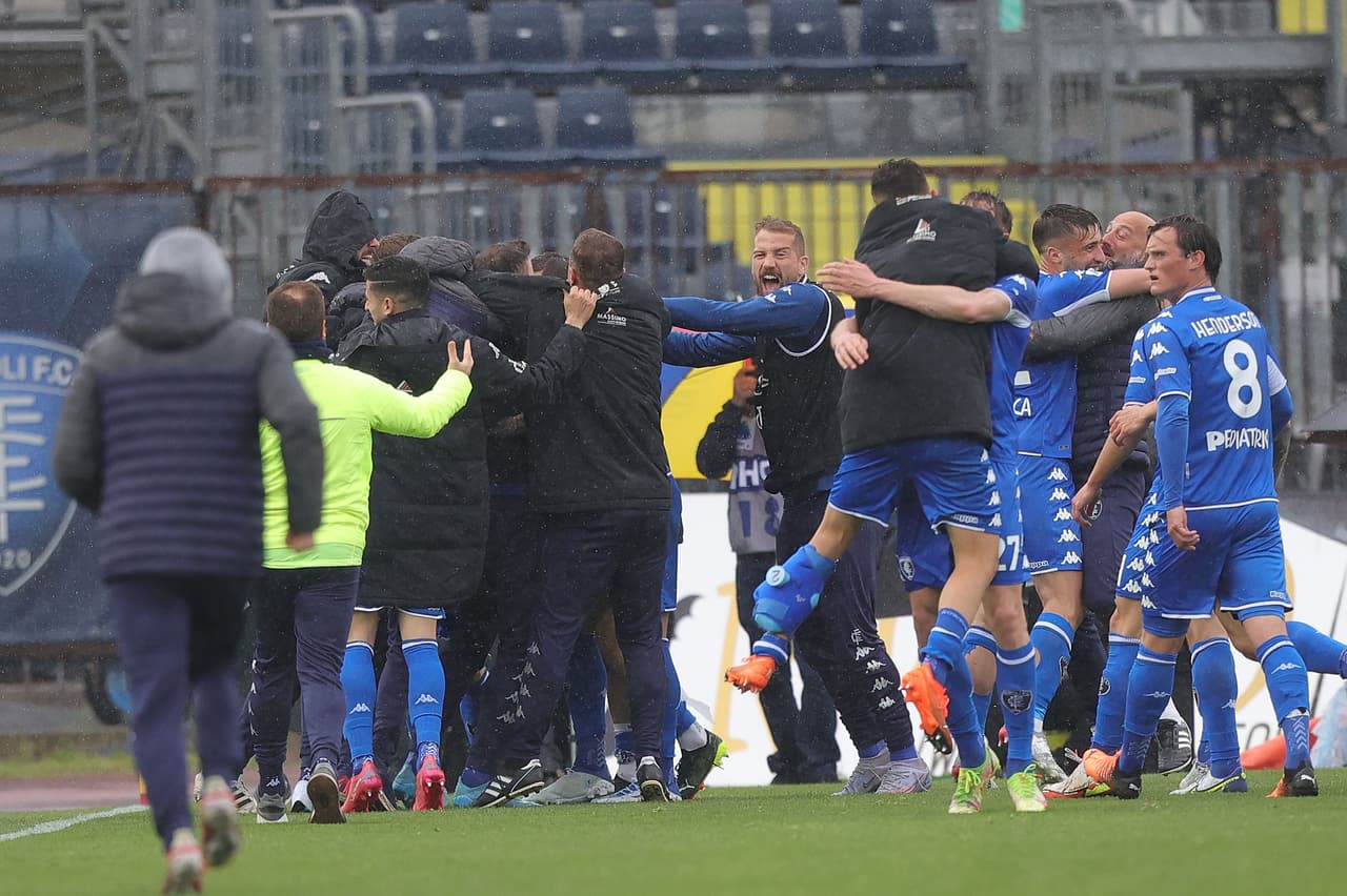 Hirving Lozano dio pase a gol, pero el Napoli se alejó de la lucha por el Scudetto con la épica remontada del Empoli para ganar 3-2 tras ir abajo 0-2 hasta los últimos 10 minutos en la Serie A.