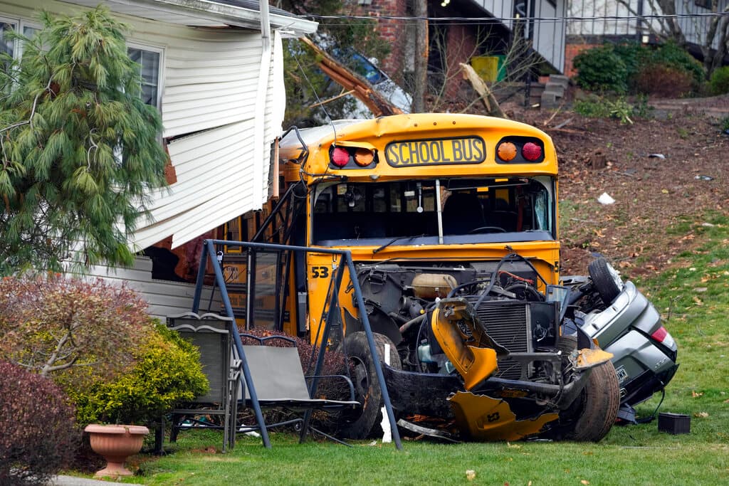 El impacto aparentemente aplastó el compartimiento del motor del autobús y arrancó parte del revestimiento de la casa.