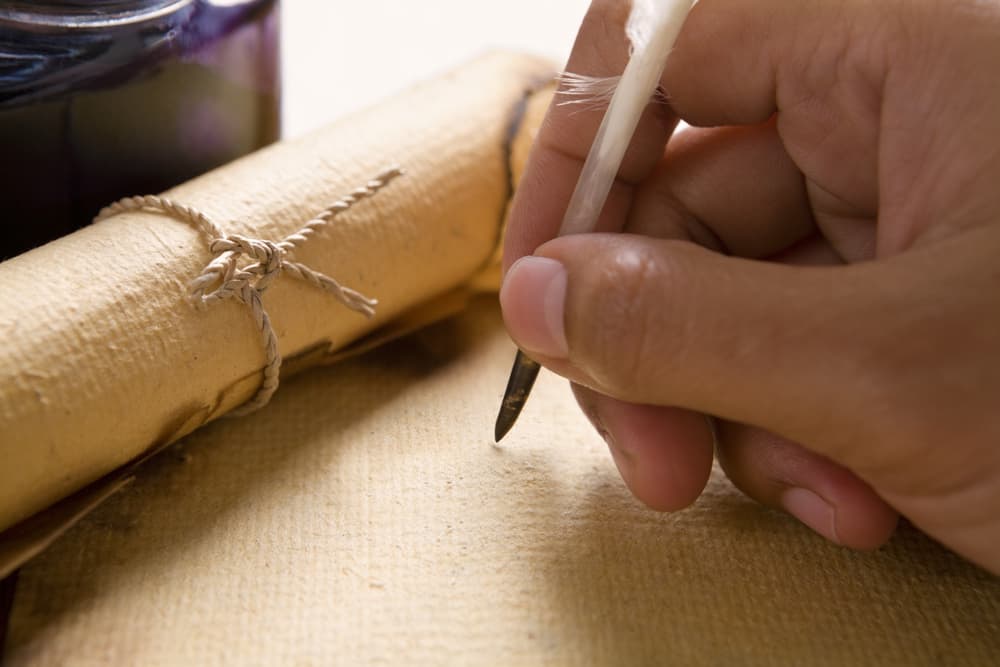 El tercer paso es que vas a escribir con tu bolígrafo de tinta dorada, la petición de lo que quieres en el pedazo de papel pergamino y también lo pones dentro de la bolsita naranja.