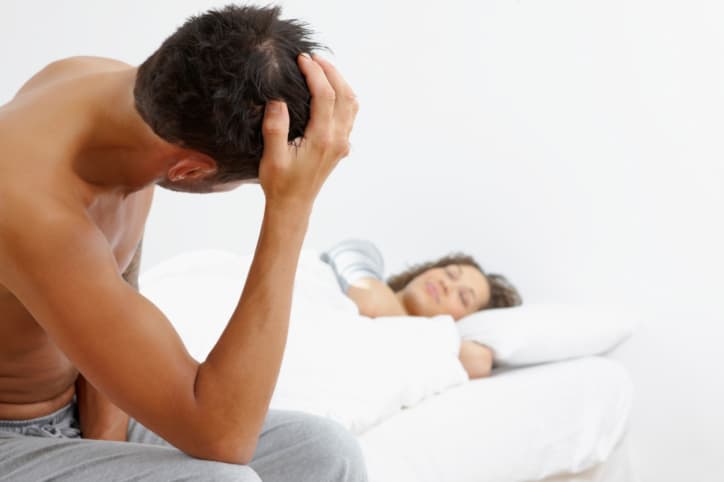 Descubrir que la persona que ha escogido no está a la altura de sus exigencias detiene su espontaneidad.