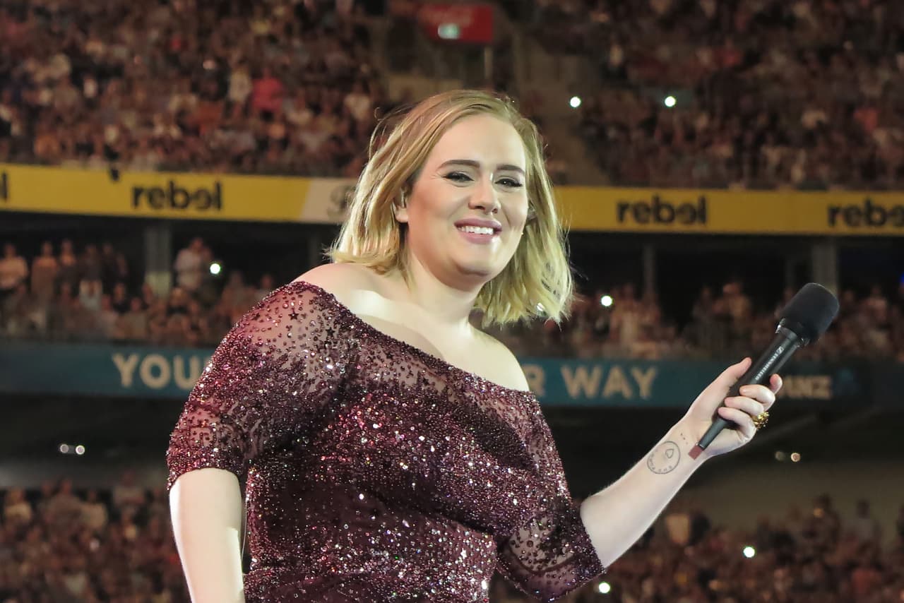 Adele es una de las cantantes más famosas del mundo y aún no llega a los 30 años de edad. Con su voz privilegiada ha cautivado a miles, y su vida personal se ha visto reflejada en los temas que interpreta; pero ¿qué más puede revelar su manuscrito?