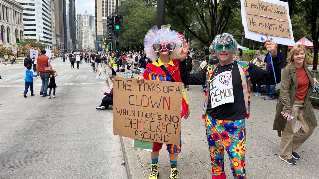 <b>Marcha por el centro</b>: La multitud avanza por las calles de Chicago, mostrando cómo la ciudad se llena de gente y consignas pacíficas.