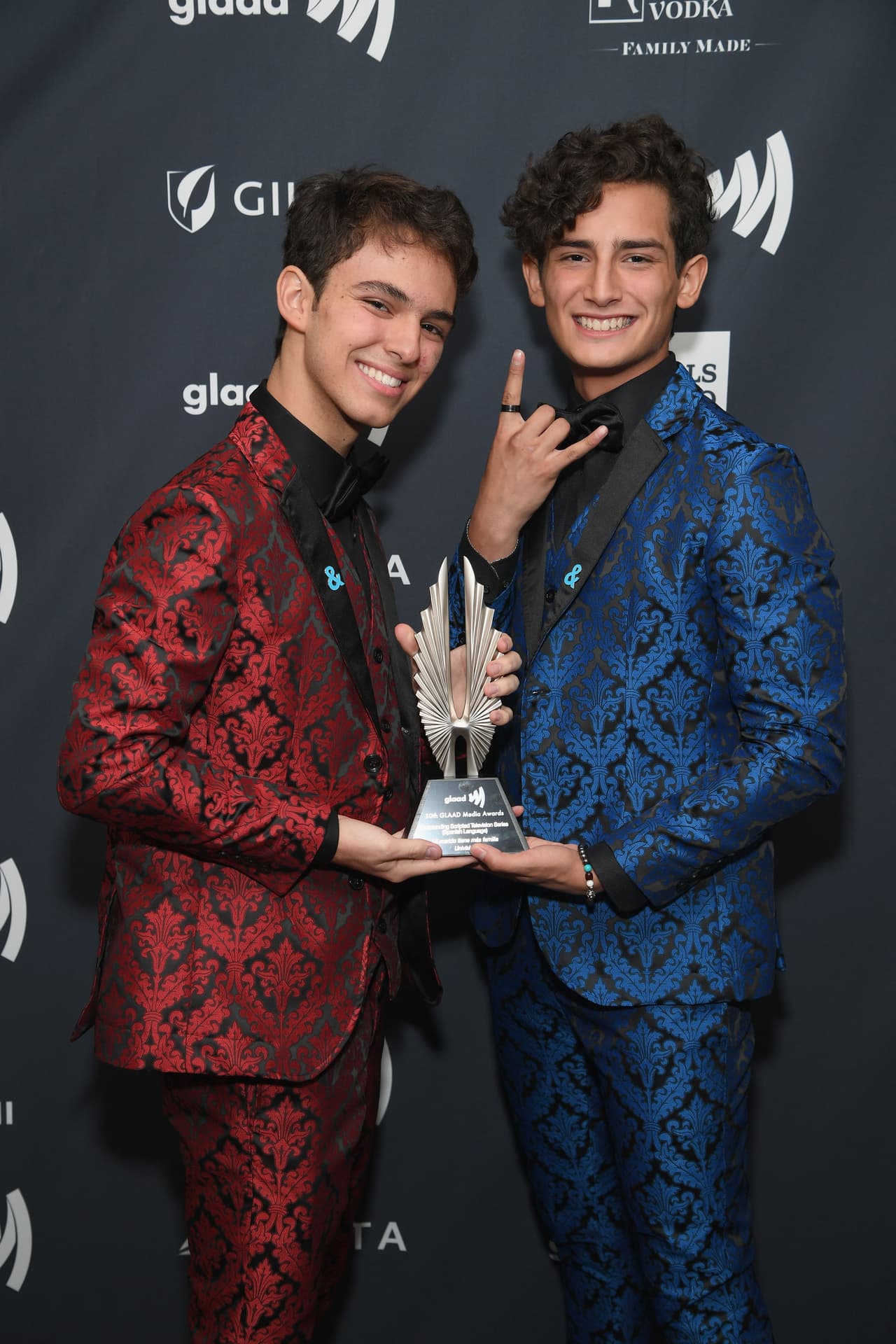 En 2018 
<a href="https://www.univision.com/famosos/aristemo-recibe-en-nueva-york-el-premio-glaad-2019-a-la-mejor-pareja-de-la-television-fotos" target="_blank">Joaquín Bondoni y Emilio Osorio </a>se llevaron el galardón en esta categoría al ser nominados por la telenovela Mi Marido Tiene Más Familia. 
<br>