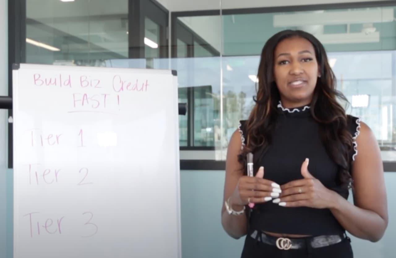 La joven emprededora asegura que es importante 
<b>monetizar su conocimiento.</b> Para Ellie uno de los modos cómo se puede sacar provecho económico del conocimiento es poniéndolo a producir en plataformas digitales. Solo su cuenta de Instagram ya tiene 248 mil seguidores y asegura tener más 30 mil estudiantes en línea.