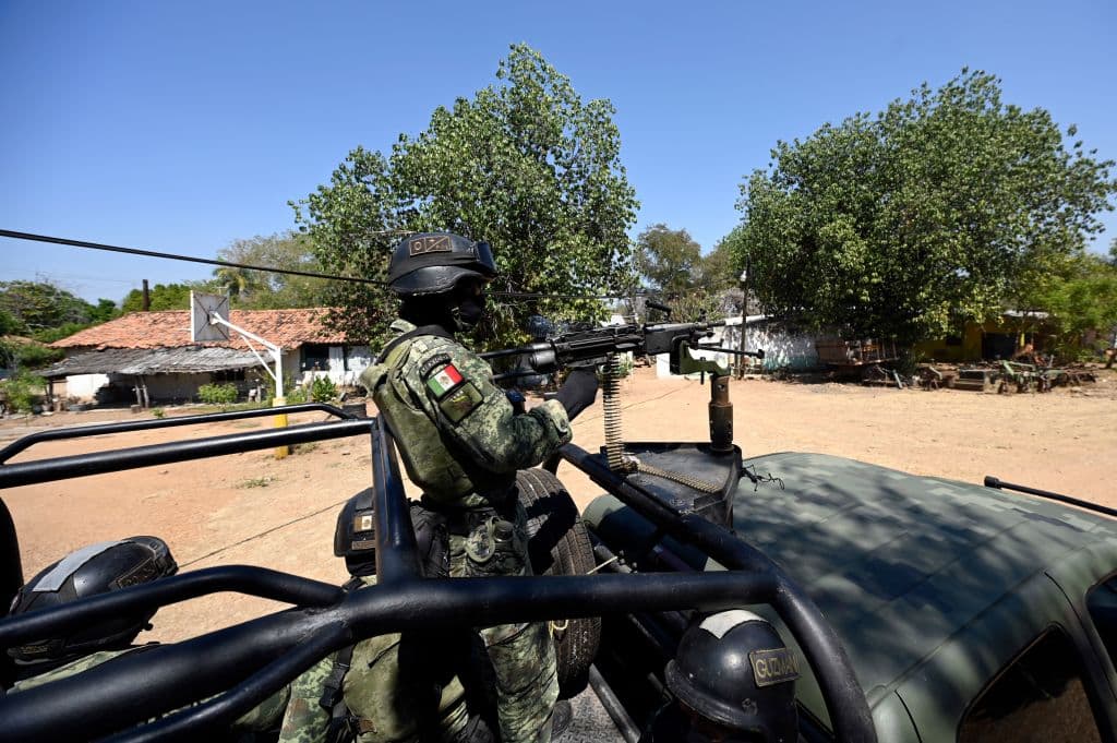 Un soldado del 3er Batallón de Fusileros Paracaidistas del Ejército Mexicano patrulla la comunidad de Naranjo de Chila, en el municipio de Aguililla, estado de Michoacán, México, el 18 de febrero de 2022.