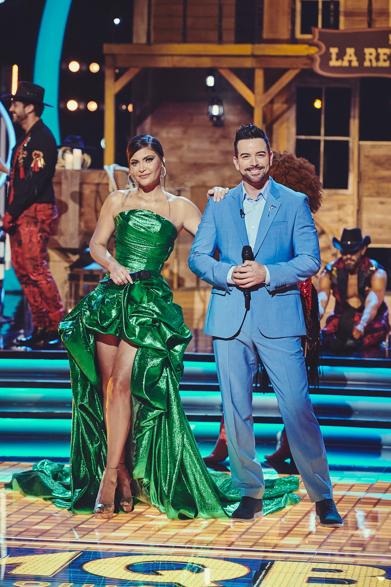 Chiqui y Mane de la Parra combinaron los colores de sus outfits. El traje azul cielo que el conductor escogió contrastaba perfectamente con el look de su compañera.