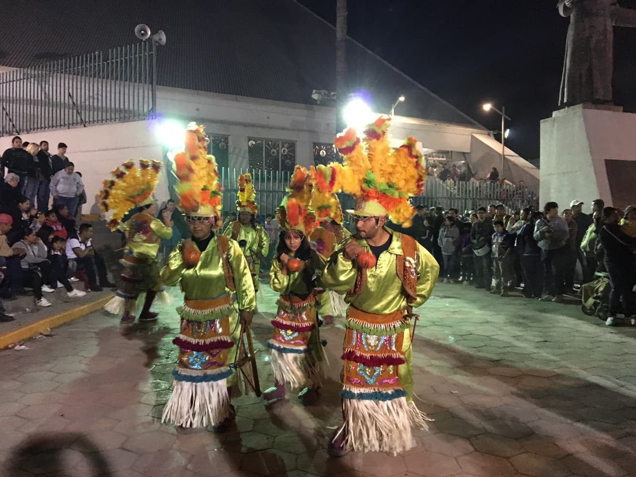 Los feligreses muestran su devoción a la 'Patrona de México' con oraciones, cánticos e incluso con danzas prehispánicas. Así mismo, estrellas de la música como La Trakalosa de Monterrey, Marian y Mariel, Margarita, Marlín Limón y Lupe Esparza dedicarán su voz a la Virgen.