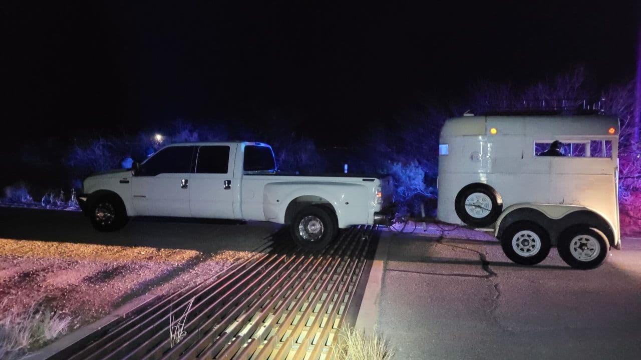 Cooperación entre agencias locales y federales. Un agente de la Patrulla Fronteriza asistió a oficiales del sheriff del condado Cochise a detener un vehículo en la carretera SR-80.