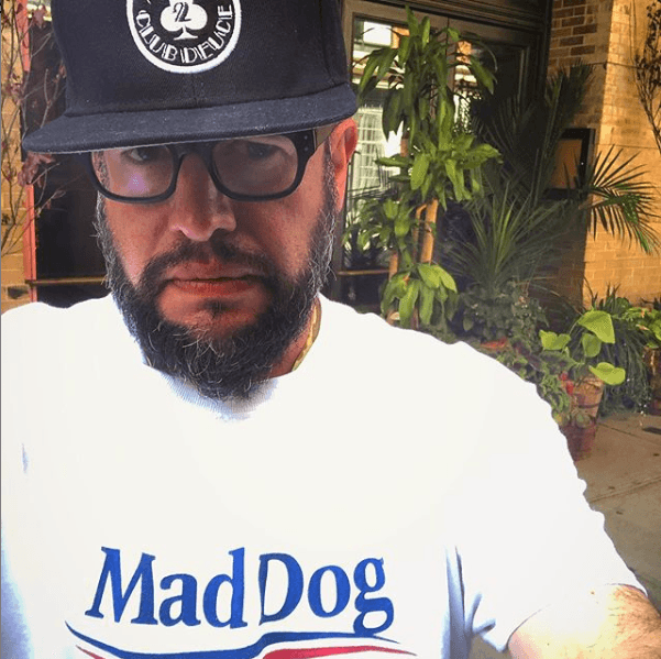 Carl Ruiz, estrella del canal
<a href="https://www.foodnetwork.com/" target="_blank"> <b>Food Network</b></a>, falleció repentinamente el sábado 21 de septiembre, según informaron medios como 
<a href="https://www.etonline.com/carl-ruiz-food-network-chef-dead-at-44-132868" target="_blank"><b>ET Online</b></a>
<b> </b>(ET).