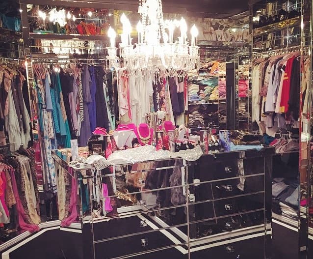 Maquillaje, joyas, lindos vestidos, accesorios en oro y otras piedras preciosas, podríamos encontrar en el inmenso clóset de Paris si hicieramos una excursión.