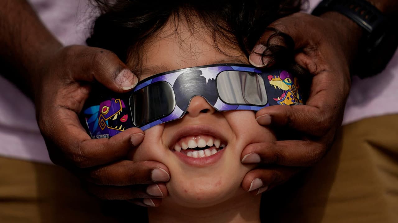 Los espectadores utilizan gafas especiales para observar desde San Antonio cómo la Luna se desplaza por delante del Sol durante un eclipse solar anular, o anillo de fuego, el sábado 14 de octubre de 2023.