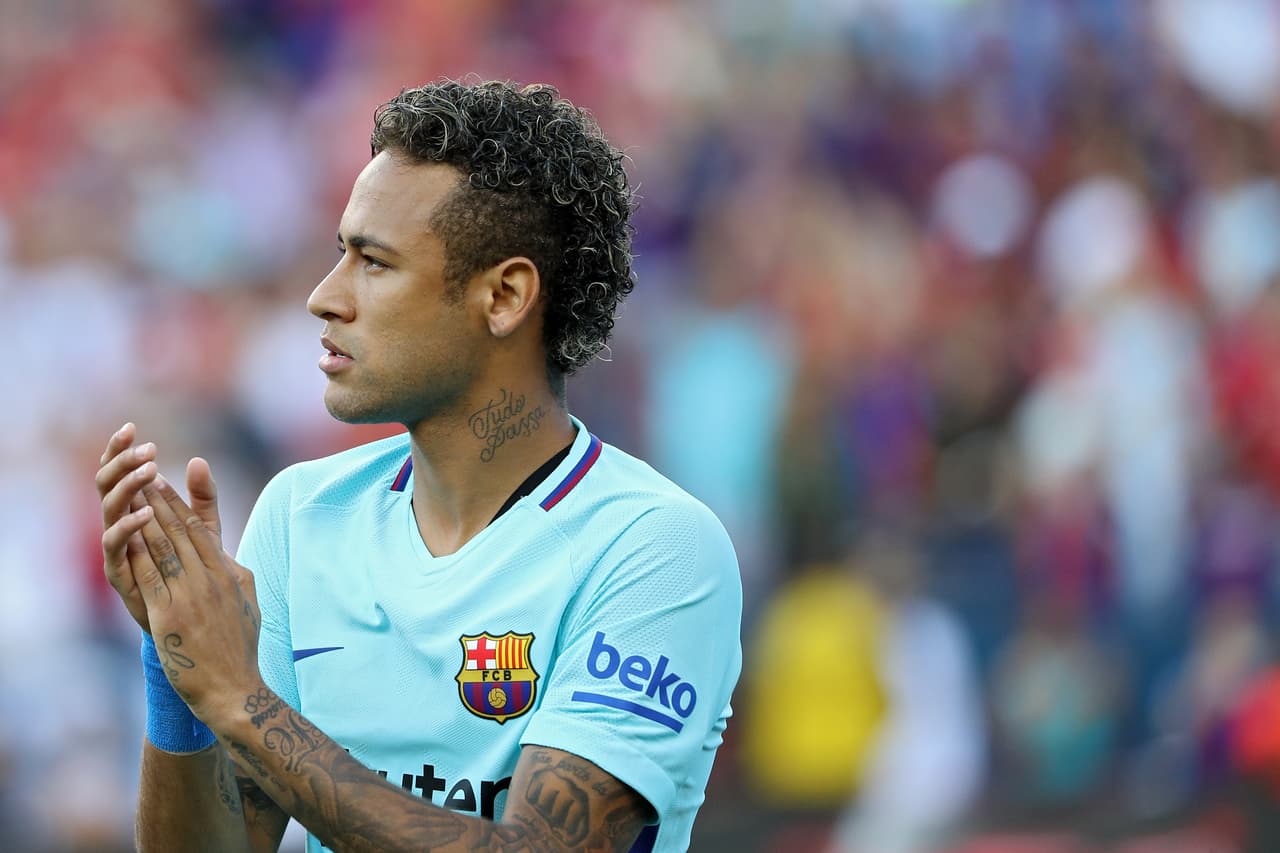 El brasileño Neymar salió de Barcelona vestido de crack, dejando la imagen de su magia en la cancha y yendo al PSG como la transferencia más cara en la historia del fútbol mundial.