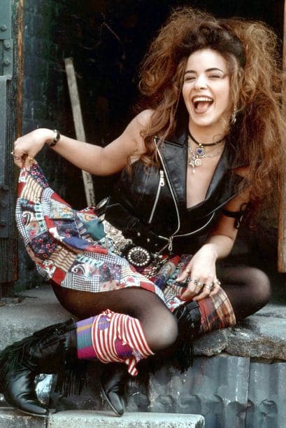 Gloria comienza a cantar en los autobuses y es así como conoce a Rafael, quien descubre el gran talento que tiene.