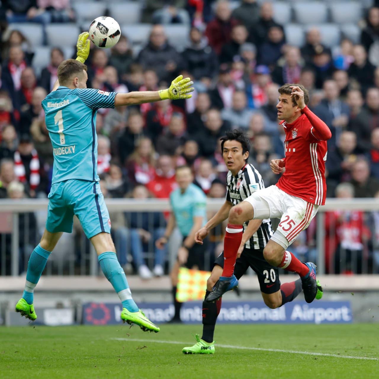 Makoto Hasebe (Frankfurt) perdió este duelo con Müller quien definió por encima del portero, pero no fue gol.