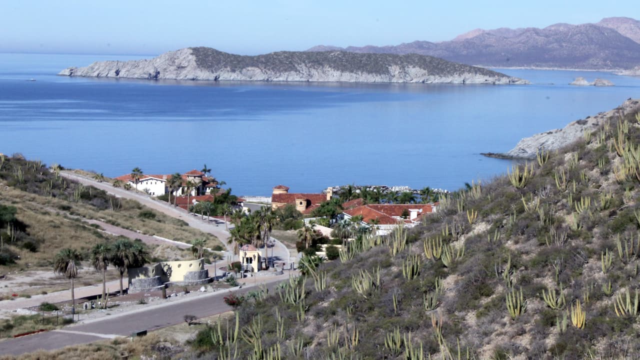 San Carlos está ubicado a 4 hora de la frontera de Arizona, a un lado de esta comunidad residencial están construyendo el Mirador Escénico. Este destino turístico es reconocido por sus paisajes, los colores del mar y las montañas que embellecen su geografïa.