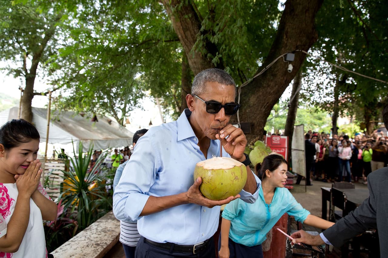 <b>7 de septiembre</b>. El presidente bebe de un coco durante su visita a Luang Prabang, Laos, justo después de que abrieran el coco salpicando trozos a su camisa