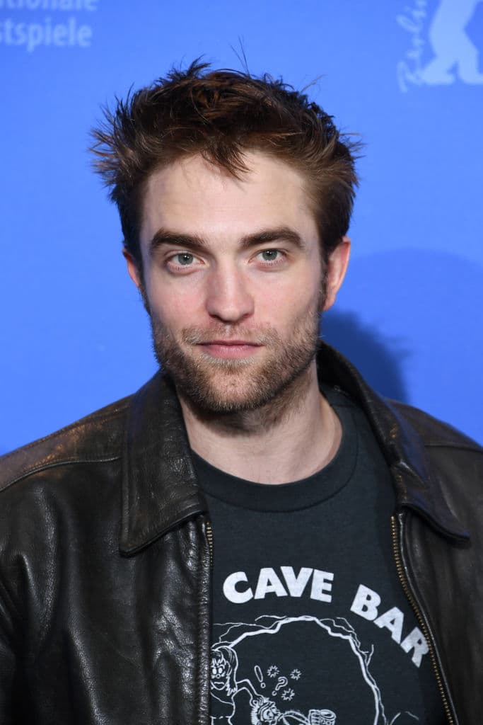 “Pero lo que piensa es una especie de locura: la única forma en que puedo vivir es disfrazarme de murciélago”, expresó Pattinson.