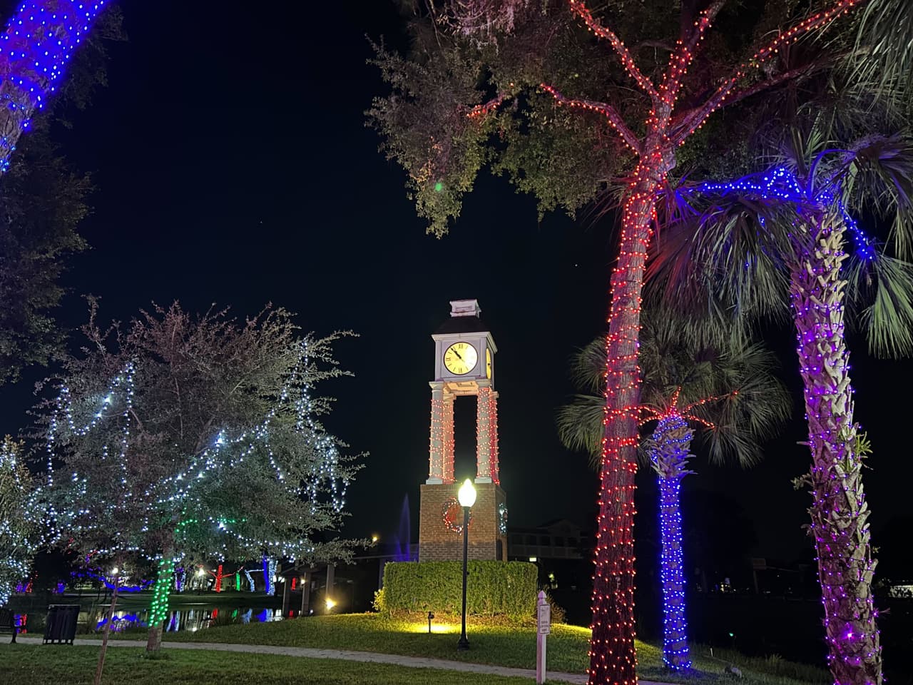 La gran torre con el reloj del centro de la Ciudad de Lake Mary también está iluminado, donde también puedes tomar buenas fotos y videos.